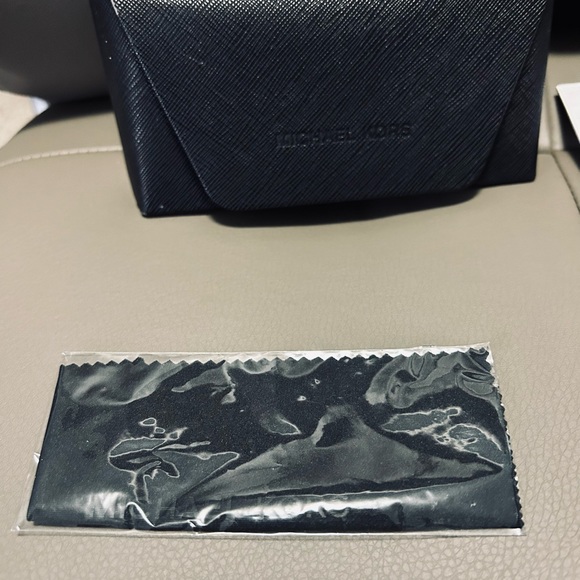 NEW WITH DEFECTS WOMENS MICHAEL KORS #MK2074 (Bora Bora) Sunglasses Color 30054L - Picture 3 of 16